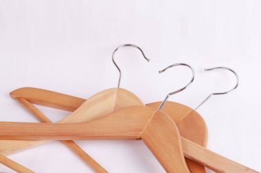 ahşap askı üzerinde beyaz bckround izole