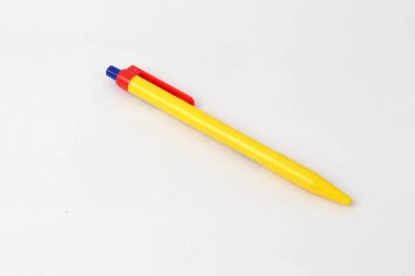 sarı kalem beyaz arkaplanda izole edildi