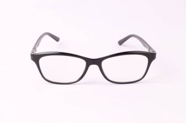 Beyaz arkaplanda izole edilmiş siyah gözlük