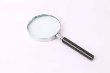 Büyüteç beyaz üzerine izole edilmiş