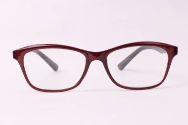 Beyaz arka plan üzerinde izole kırmızı gözlük