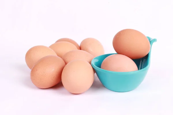 Tavuk Yumurtası Beyaz Arka Plan Üzerinde Izole Konteyner Içinde — Stok fotoğraf