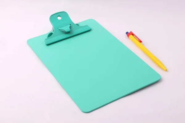 白色背景钢笔隔离的绿色夹板 — 图库照片