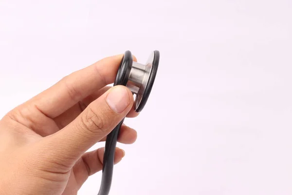 Hand Hält Stethoskop Isoliert Auf Weißem Hintergrund — Stockfoto
