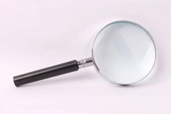 Büyüteç beyaz üzerine izole edilmiş