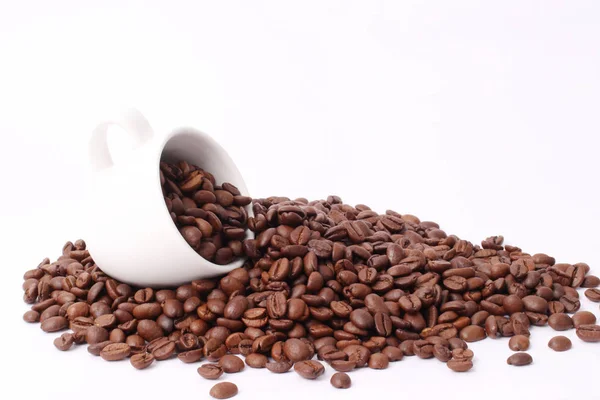 kahve çekirdeği üzerinde beyaz bckground izole kahve fincanı ile