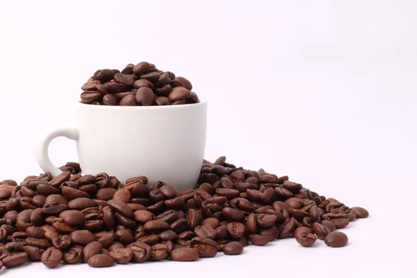 Kaffe Bean Med Kaffekopp Isolerad Vit Bckground Royaltyfria Stockfoton