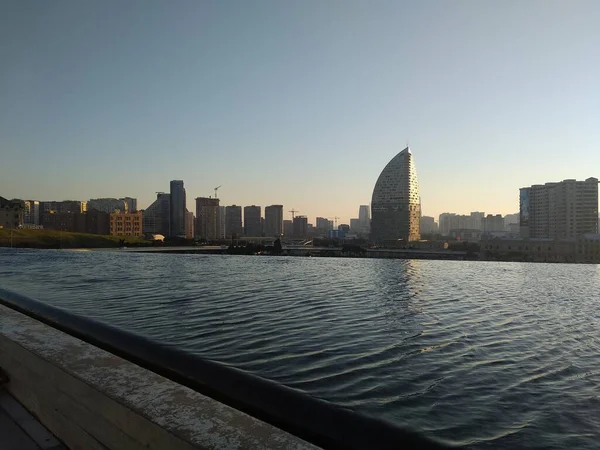 Mira Desde Agua Una Elegante Ciudad Bakú — Foto de Stock