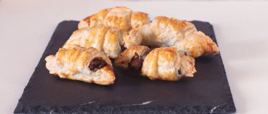 Tahtada taze pişmiş kruvasan.