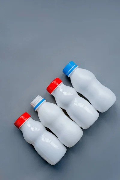 Använt vit plast förpackning för livsmedel på en grå bakgrund. Konceptet att skydda miljön från kontaminering av plastavfall. Ett platt ligg. Miljökoncept. Återvinningskoncept. — Stockfoto