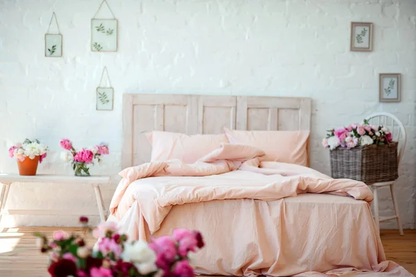 Intérieur Élégant Avec Grand Lit Confortable Couleur Rose Avec Beaucoup — Photo