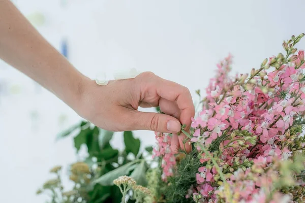 Mão Uma Florista Faz Buquê Flores Flor Rosa Decoração Casa — Fotografia de Stock