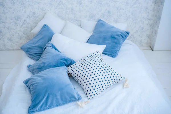ベッドの上で白と青の枕 白いベッドリネン ベッドと寝具付きのベッドルーム — ストック写真