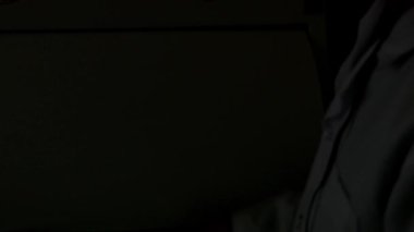 Otolaryngologist sterilizatörden tıbbi aletleri çıkarıyor.