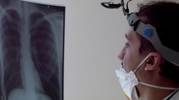 Otorrinolaringólogo Examinando Radiografía Pulmones — Vídeo de stock