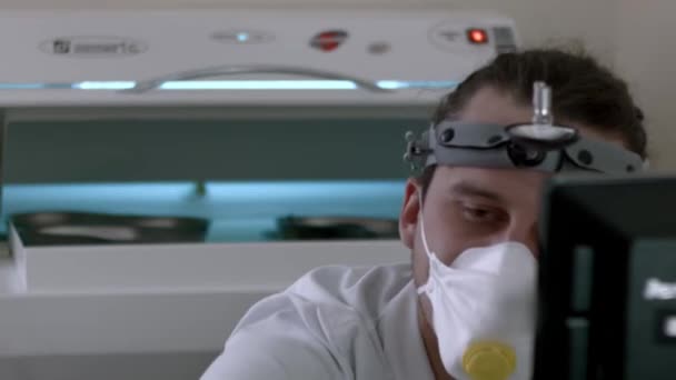 Closeup Otorrinolaringologista Masculino Examinando Tubo Teste Sangue — Vídeo de Stock