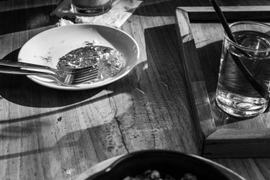 tatlıdan sonra, siyah beyaz arkaplan