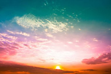 Renkli gökyüzü, gökyüzünde birçok renk bulutlu yeşil, kırmızı, turuncu ve sarı