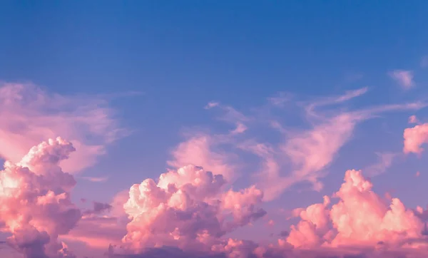 Rosa Und Violette Wolkenlandschaft Trüben Blauen Himmel — Stockfoto