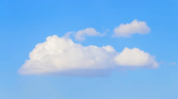 Açık Mavi Gökyüzünde Parlak Yumuşak Bulutlar — Stok fotoğraf