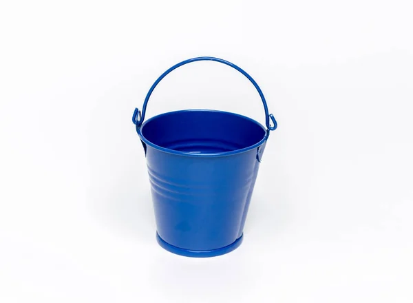 Vazio Pequeno Balde Azul Fundo Branco — Fotografia de Stock