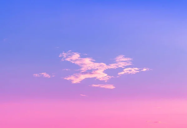 Blaues Und Rosafarbenes Licht Himmel Mit Wolken — Stockfoto