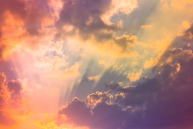 Birçok renk güneş ışığı bulutlarla gökyüzünde parlar.