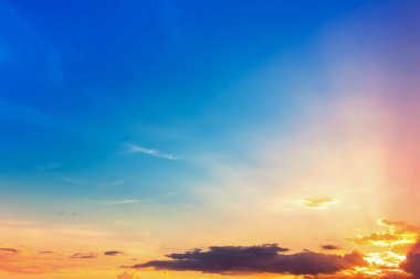 Akşam gökyüzünde renkli günbatımı ışığı