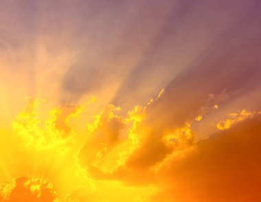 Gökyüzünde turuncu ve kırmızı renkte sıcak gün batımı