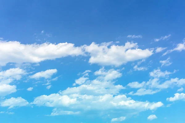 Farbe Blauer Meereshimmel Mit Flauschigen Wolken — Stockfoto
