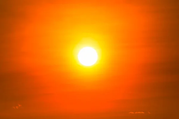 Sol Caliente Con Cielo Rojo Hora Verano —  Fotos de Stock