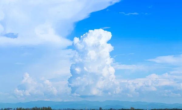 Turmwolken Blauem Himmel Und Landschaft — Stockfoto