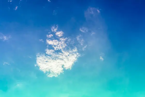 Nuvole Polvere Con Luce Brillante Nel Cielo Verde Blu — Foto Stock