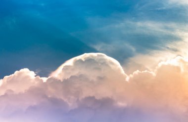 Gökyüzünde mavi gökyüzü renginde harika pastel renkler.