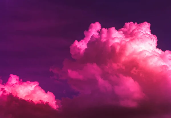 Pembe Işık Bulutların Üstünde Karanlık Gökyüzünde — Stok fotoğraf