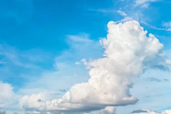 浅蓝色天空中的垂直白云 — 图库照片