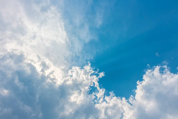 Sonne Versteckt Sich Weißen Wolken Mit Hellem Licht Blauen Himmel — Stockfoto