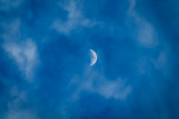 Halbmond Bewölkten Blauen Himmel Mit Rauchwolken — Stockfoto