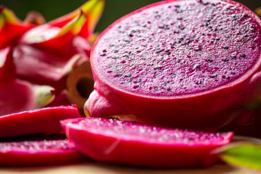 Meyve ejderhası ve ışık ve gölgelerle parçalara ayrılmış.