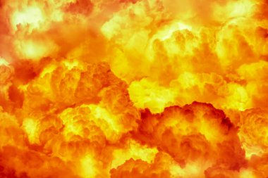 Parlak sarı ışık kırmızı loş bulutlu dramatik sıcak gökyüzünde