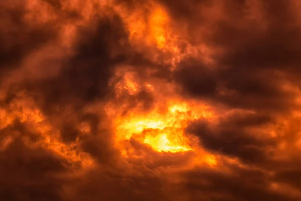 Dramatischer Dunkler Himmel Mit Rotem Und Orangefarbenem Licht — Stockfoto