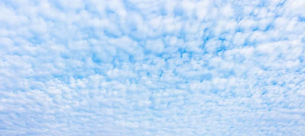 Fényes Altocumulus Felhők Kék Égen — Stock Fotó