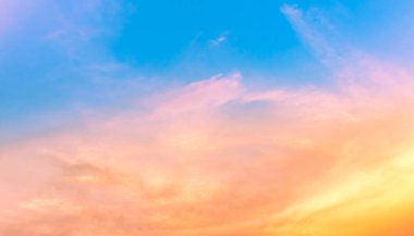 toz içinde turuncu ışık mavi gökyüzü ile pembe bulutlar