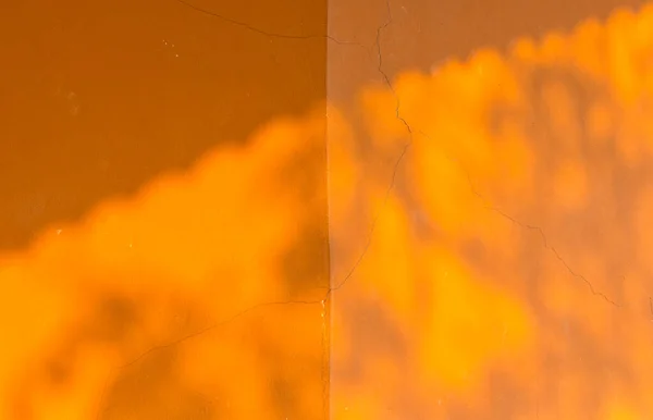 阳光照射在橙色的墙壁上 有阴影 — 图库照片