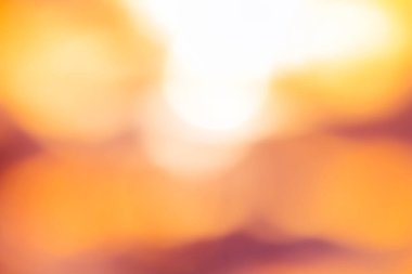 Turuncu ve sarı ışık bulanık arka planda güneş ışığı ile bokeh