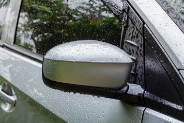 Yağmurda ıslak araba