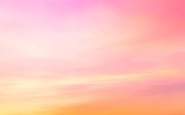 Alacakaranlık gökyüzünde renkli pembe ve turuncu renkli ışık