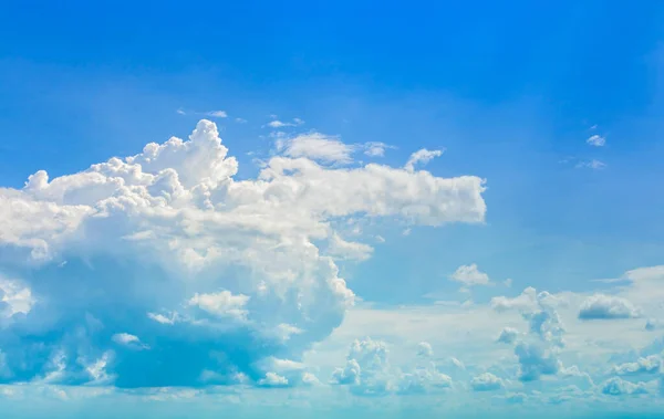 明亮的白昼 蔚蓝的天空 蓬松的白云 — 图库照片