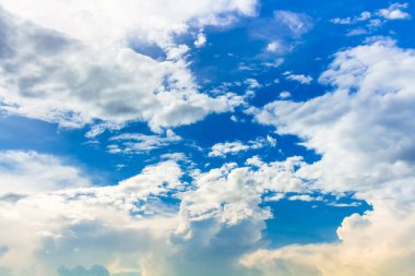 dramatik gökyüzü ve bulutlu renkli ışık