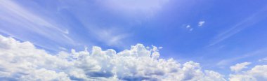 panorama renkli mavi gökyüzü güzel bulutlu